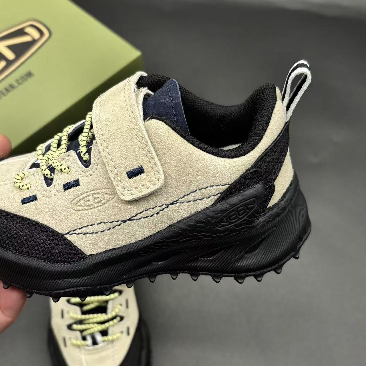 Children's shoes child